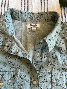 Wrangler Retro Floral Button-Up Blouse in Light Blue and Cream